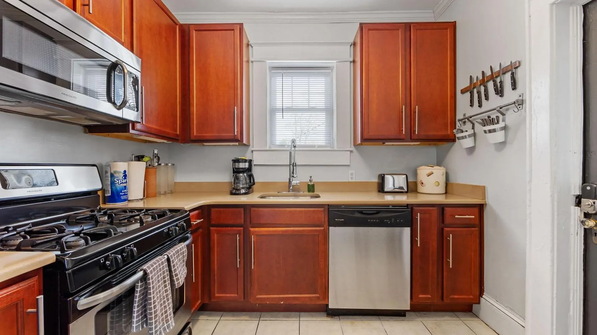 Bright And Restful 2Br Near Uptown With Balcony Villa Charlotte